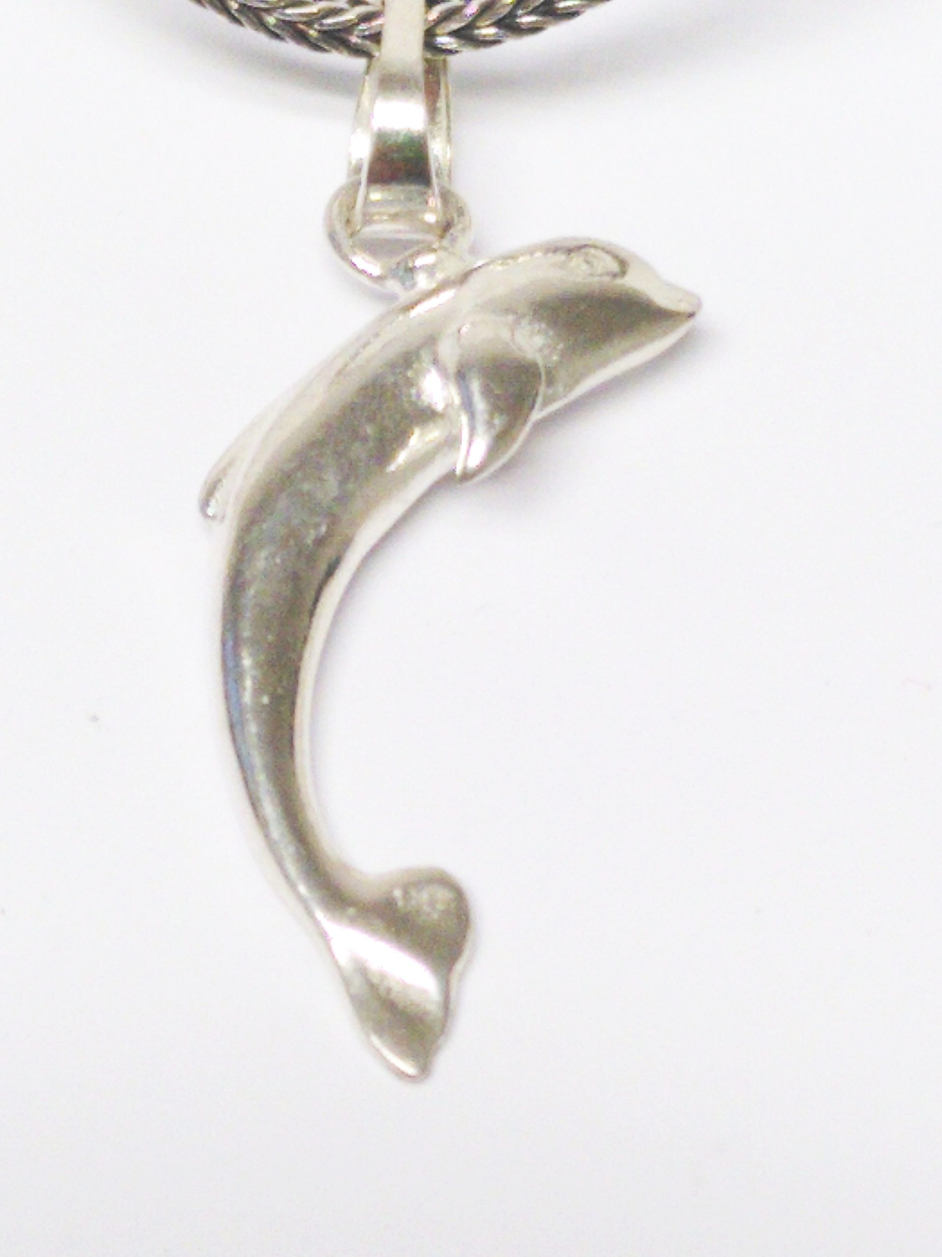 Schlanker Delfin rechts springend als Anhänger aus 925er Silber